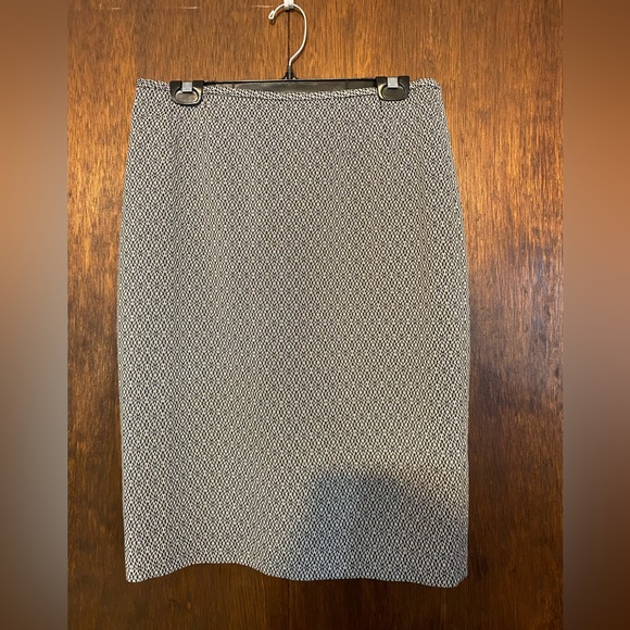 2 piece black and white designed Le suit buissness casual blazer and skirt combo - Picture 7 of 12